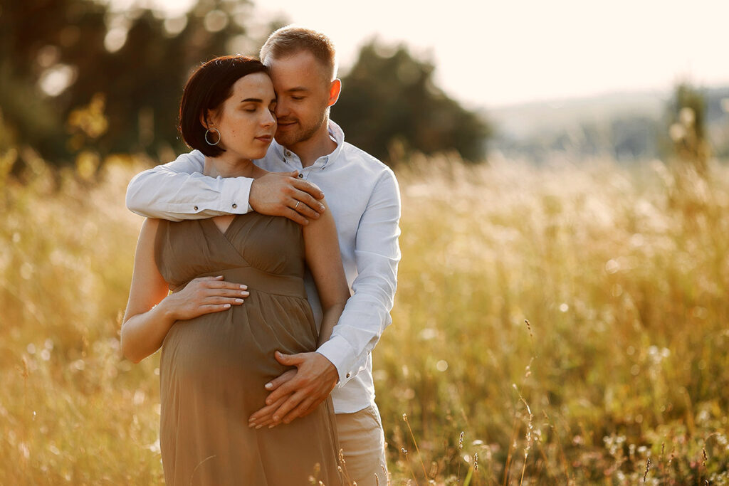 Schöne Babybauchfotografie an der Ostsee auf der Insel Rügen von Fotograf und Fotografin Mazelle Fotostudio.