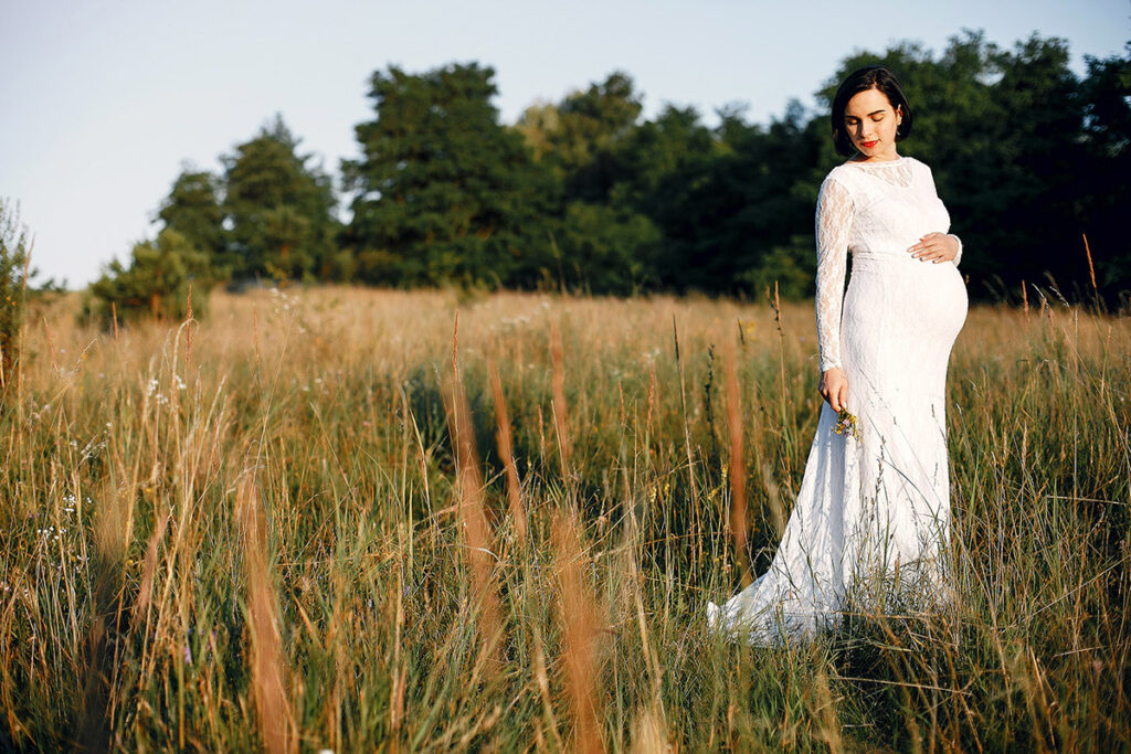 Babybauchfotografie auf der Insel Rügen mit dem Mazelle Fotograf und Fotografin in der Natur