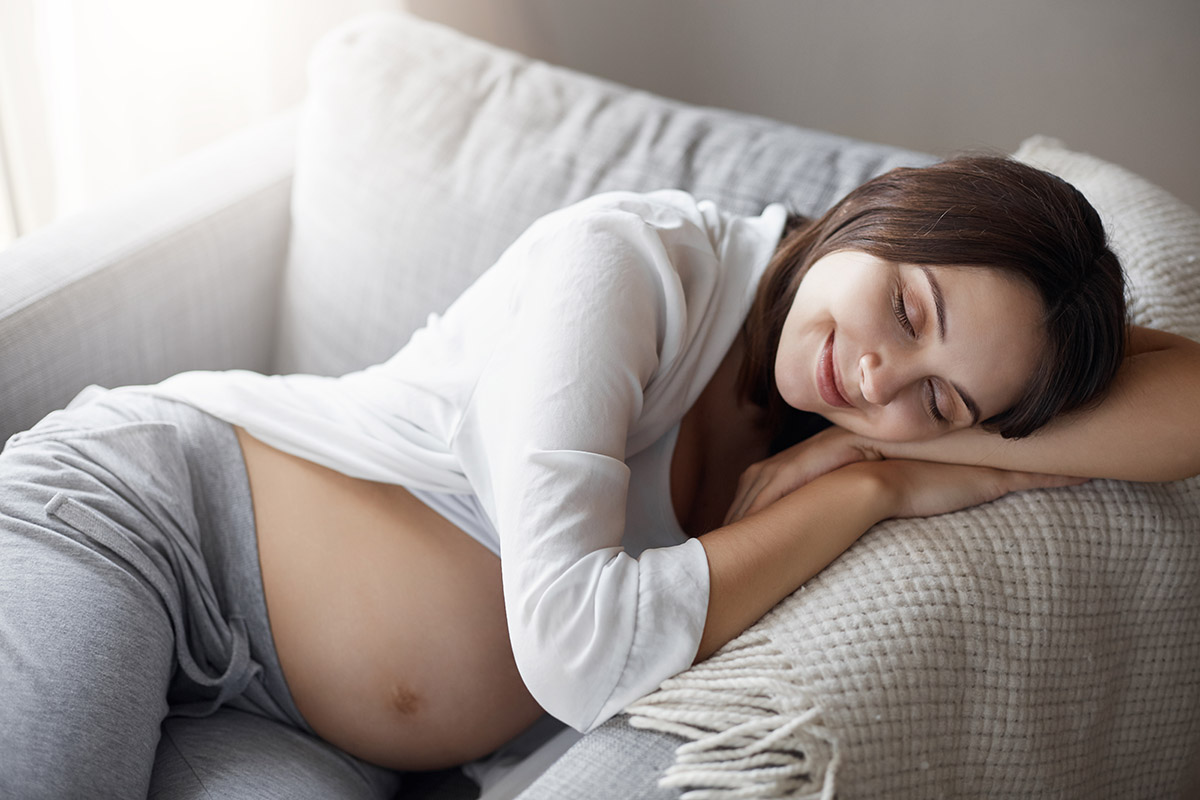 Endspannte schwangere Frau auf dem Foto mit Mazelle Photography Fotostudio®