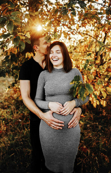 Glückliche Familienfotografie mit Mazelle Fotograf und Fotografin auf der Insel Ruegen. Schöne Babybauchfotos in der Natur.