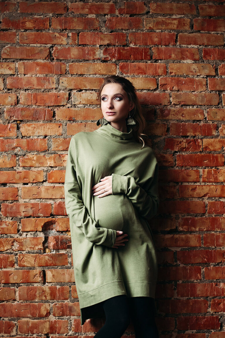 Schwangere Frau auf der Backstein Wand in Stralsund mit Mazelle Photography Fotostudio®