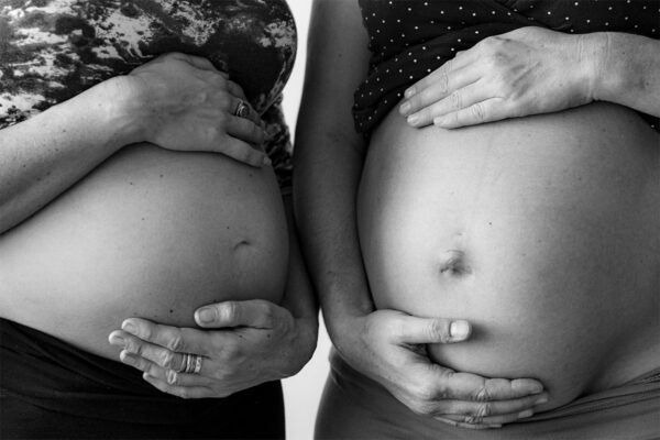 2 Schwangere Frauen zeigen stolz ihren Babybauch vor der Kamera. Schwangerschaftsfotografie und Babybauchfotografie mit dem Mazelle Photography Fotostudio® in ganz Mecklenburg-Vorpommern. Für Ihr Babybauch ist uns kein Weg zu weit.