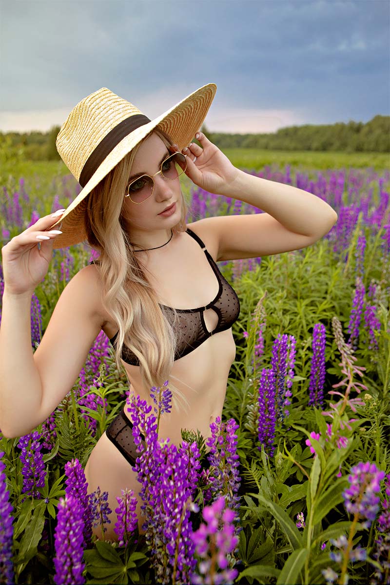 Aktfotografie Mazelle auf Rügen - Boudoirfotografie hübsche junge Frau im Lupinenfeld - Aktfotoshooting - Teilaktfoto auf der Insel Rügen. Aktfotograf Mazelle auf Rügen - Boudoirfotografie schöner Frauen auf der Insel Rügen, Stralsund, Greifswald, Mecklenburg-Vorpommern, Polen und Tschechien. Schöne Boudoirfotos von hübschen Frauen. Mazelle Photography Fotostudio®
