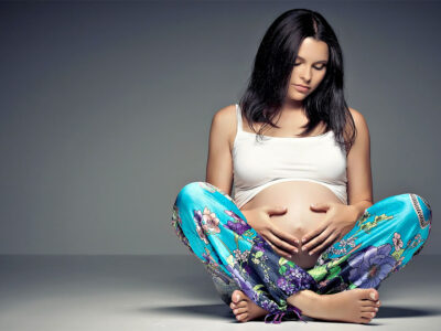 Babybauchfotografie einer schwangeren Frau mit dem Mazelle Photography Fotostudio® - Schwangerschaftsfotografie