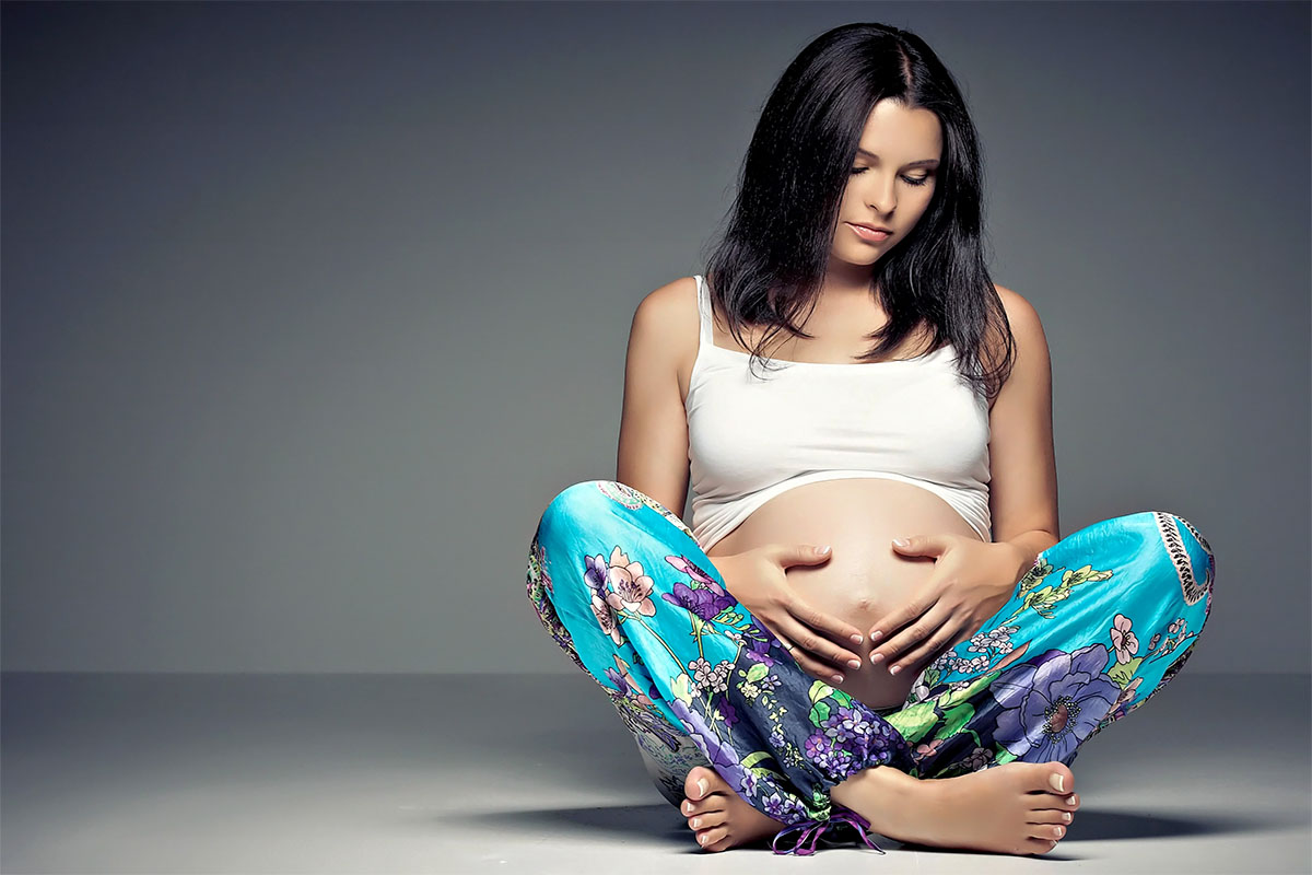 Babybauchfotografie einer schwangeren Frau mit dem Mazelle Photography Fotostudio® - Schwangerschaftsfotografie