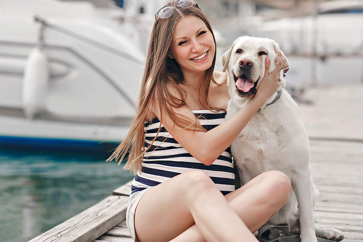 Babybauchfotografie im Hafen Glowe auf der Insel Rügen mit dem Mazelle Photography Fotostudio® - Schwangerschaftsfotografie - Schwangere Frau an der Ostsee in der Natur