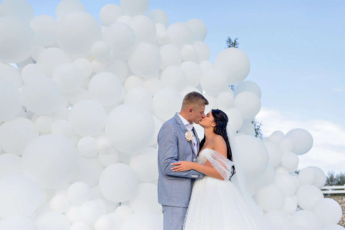 Braut und Bräutigam der Kuss nach der Trauung - Hochzeitsfotografie auf der Insel Rügen mit dem Mazelle Photography Fotostudio®