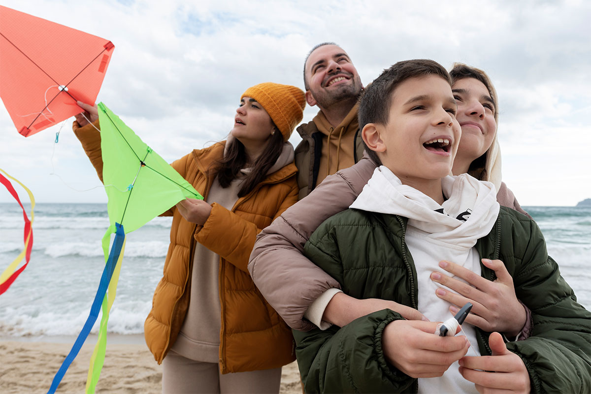Familie mit Drachen am Strand - Familienfotografie auf der Insel Rügen mit dem Mazelle Photography Fotostudio® an der Ostsee