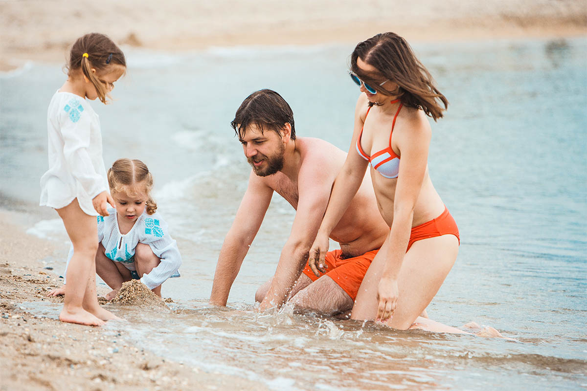 Familie mit Kinder am Strand - Familienfotografie auf der Insel Rügen mit dem Mazelle Photography Fotostudio® an der Ostsee