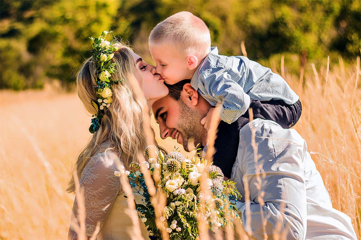 Familienfotografie auf der Insel Rügen mit dem Mazelle Fotostudio an der Ostsee. Schöne Fotos auf dem Feld.