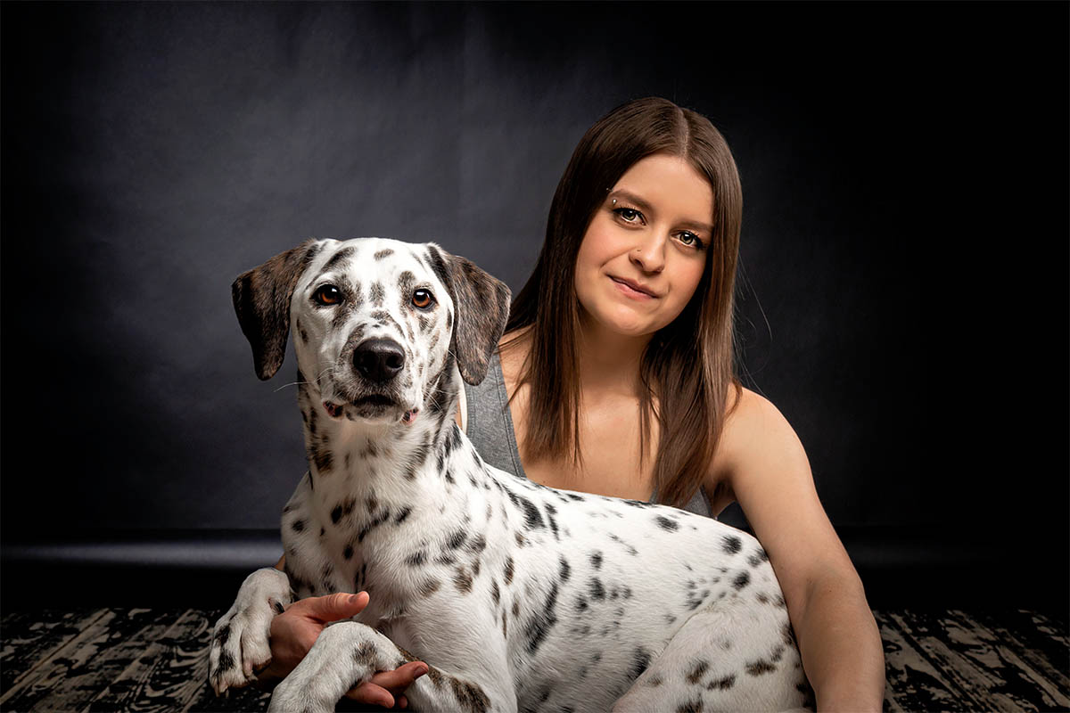 Frau mit ihrem Hund im Studio - Tierfotografie mit dem Mazelle Photography Fotostudio® - Porträtaufnahmen von Haustieren auf der Insel Rügen