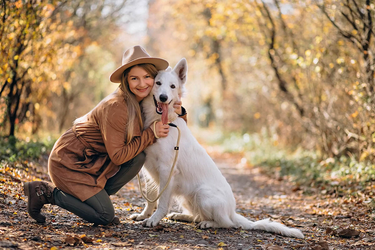 Junge Frau mit weißen Hund beim Spazieren gehen - Tierfotografie mit dem Mazelle Photography Fotostudio® - Fotograf Mazelle Rügen Hunde in der Natur fotografien