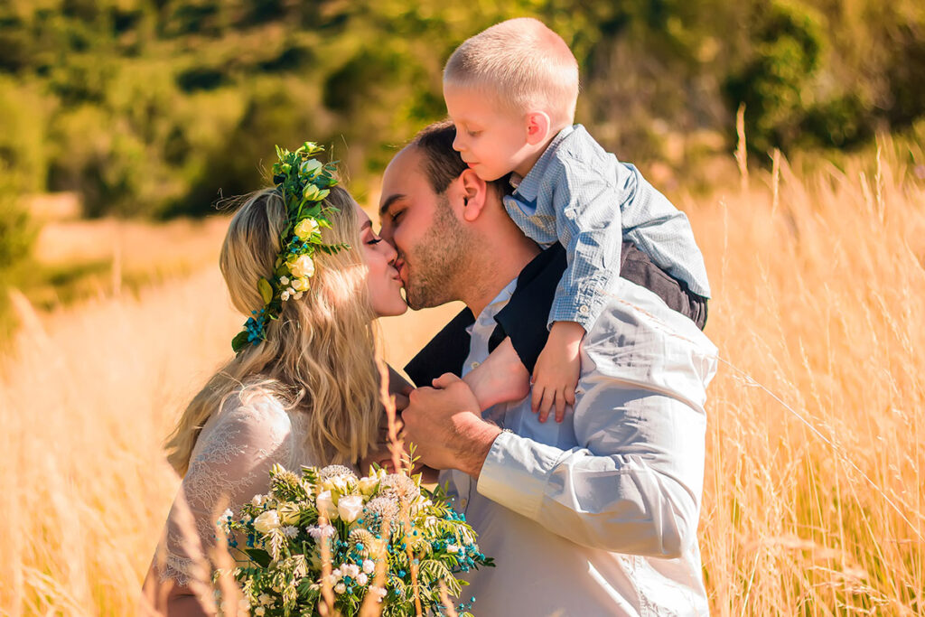 atürliche Familienfotografie in der Natur auf der Insel Rügen mit Mazelle Fotograf und Fotografin
