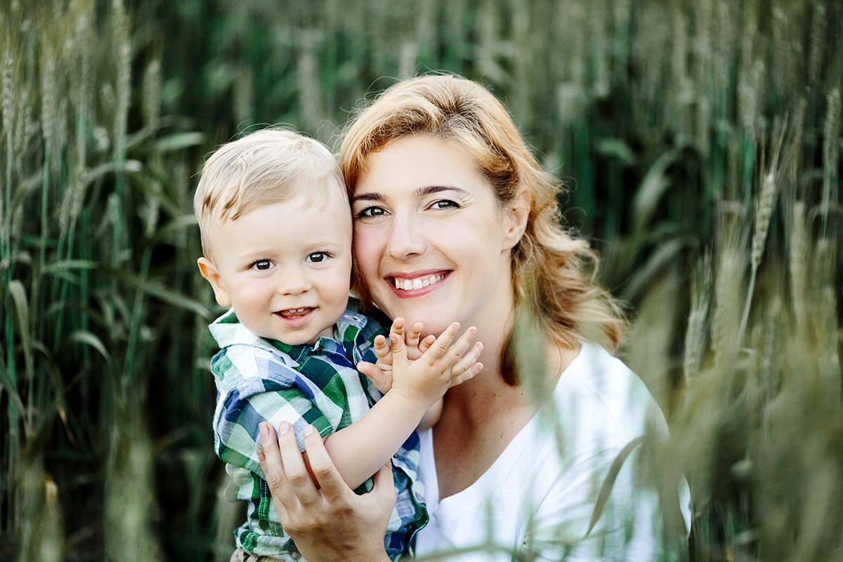 Junge mit Mama im Porträt auf der Insel Ruegen mit Mazelle Photography Fotostudio. Ein Familienbild im Kornfeld