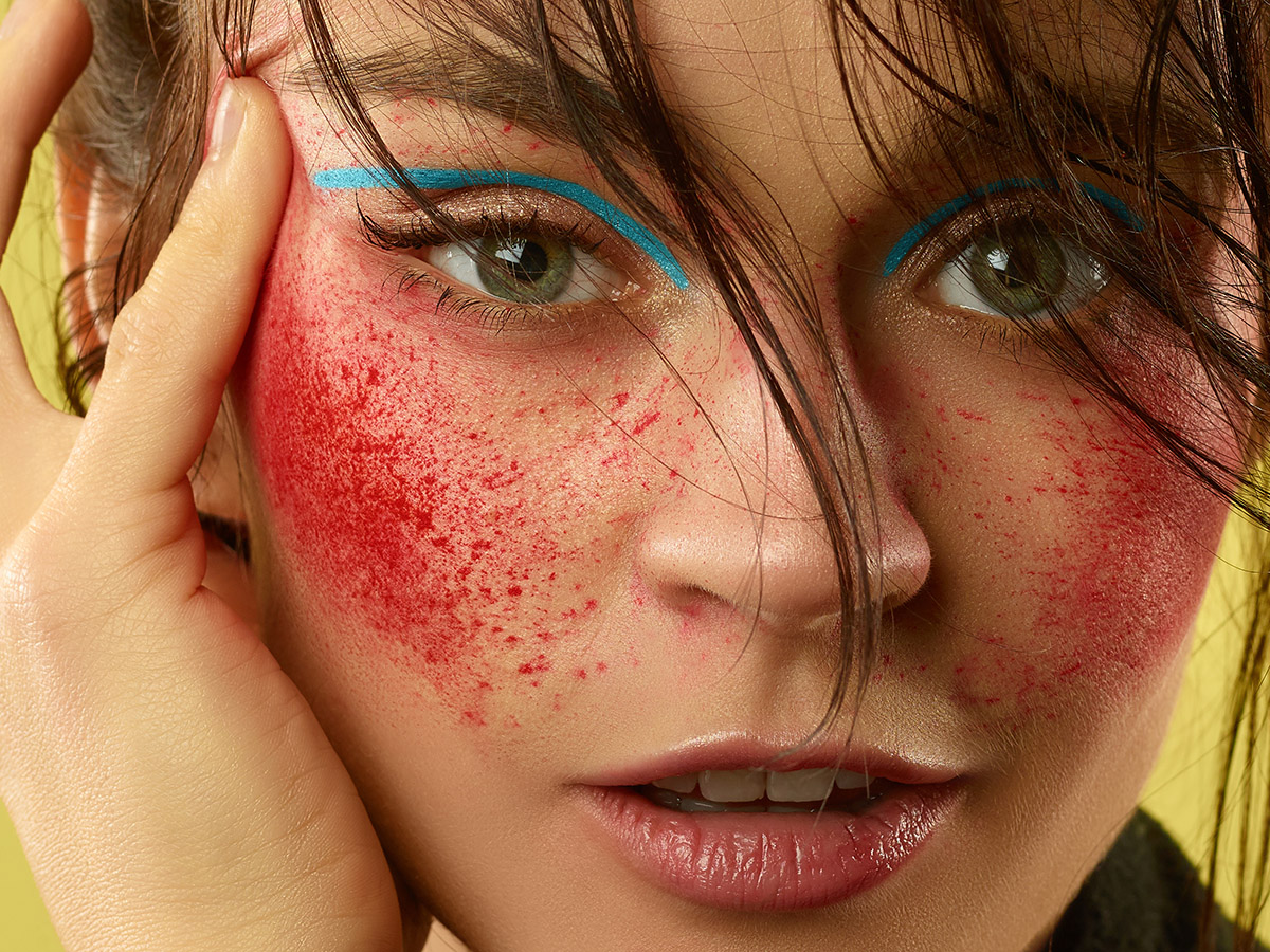 Porträt einer schönen jungen Frau mit kreativem Make-up fotografiert von Fotograf von Mazelle Photography Fotostudio®