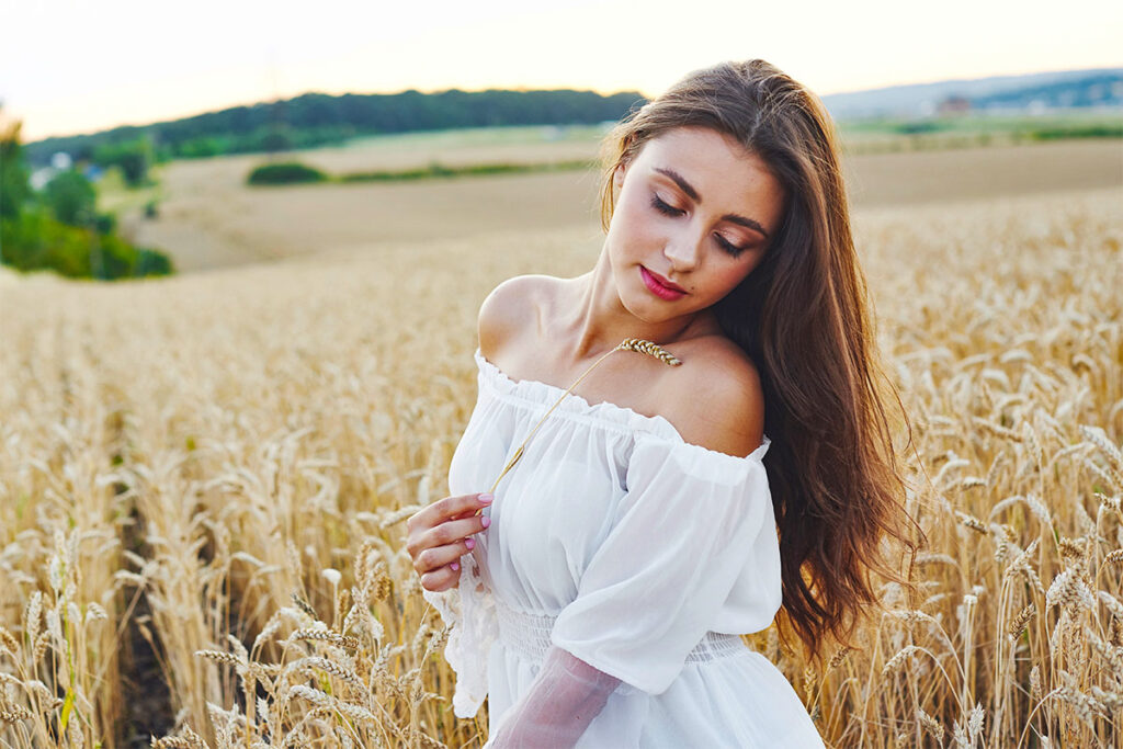 Schönes Mädchen bei der Porträtfotografie im Weizenfeld mit weißem Kleid, ein perfektes Bild im Lifestyle-Stil mit dem Fotograf des Mazelle Photography Fotostudio®