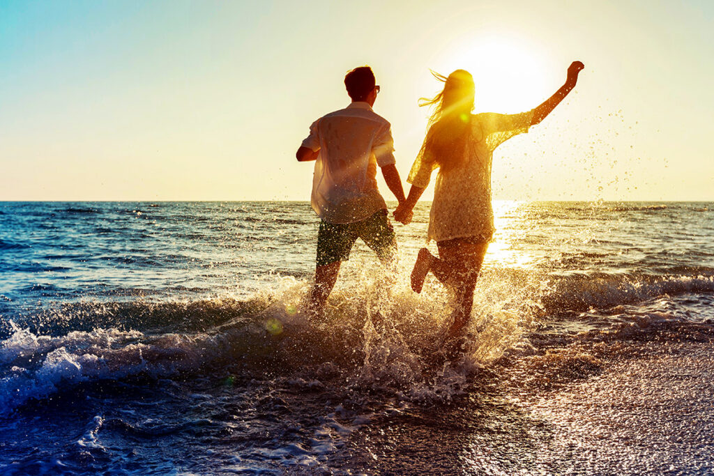 Im Sommer am Strand Fotografie von schönen Paar mit Mazelle Photography Fotostudio auf der Insel Ruegen. Urlaubfotos an der Ostsee.