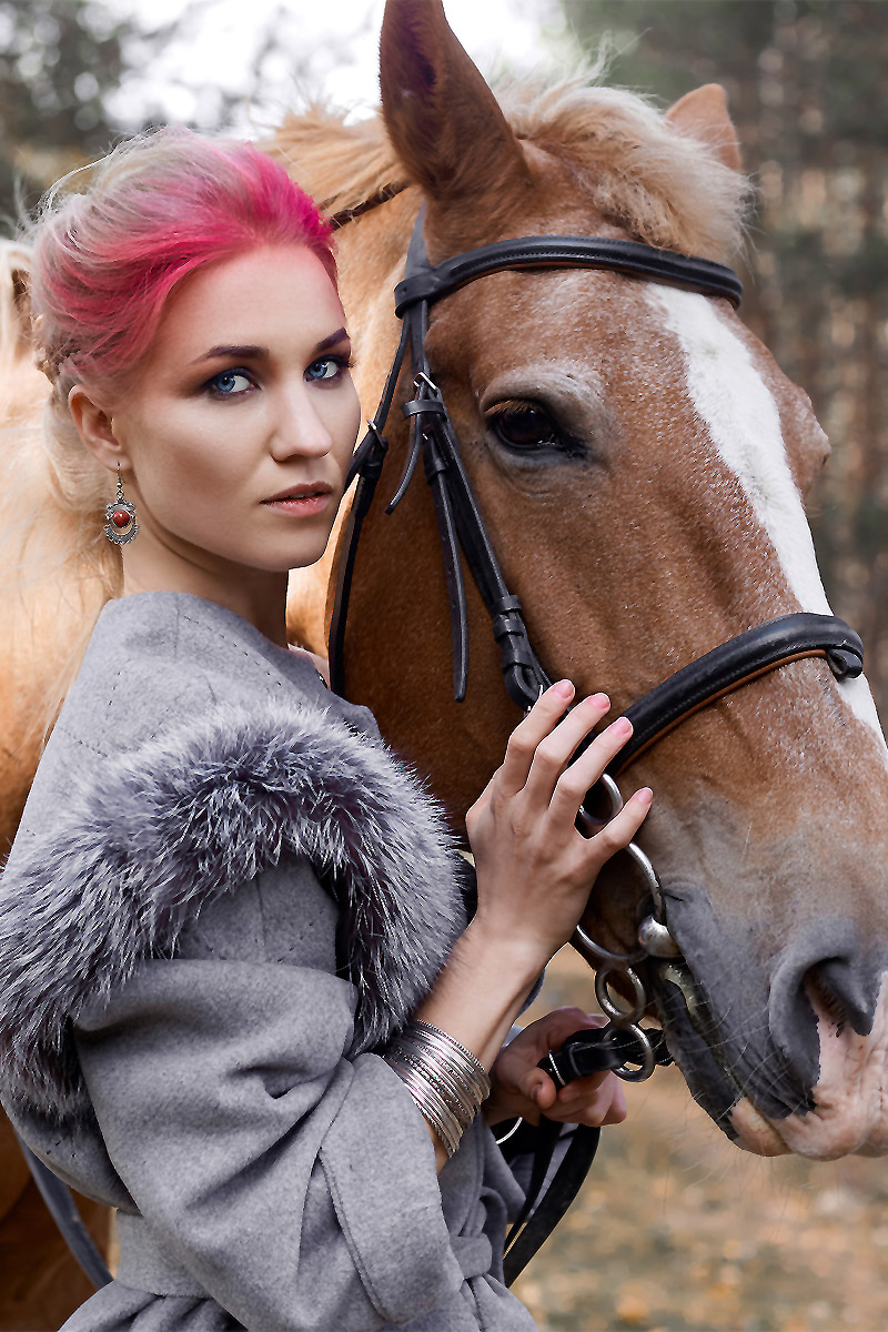 Frau mit Pferd auf erm Foto als Tierfotografie mit Mazelle Photography Fotostudio® auf der Insel Rügen in der Natur.