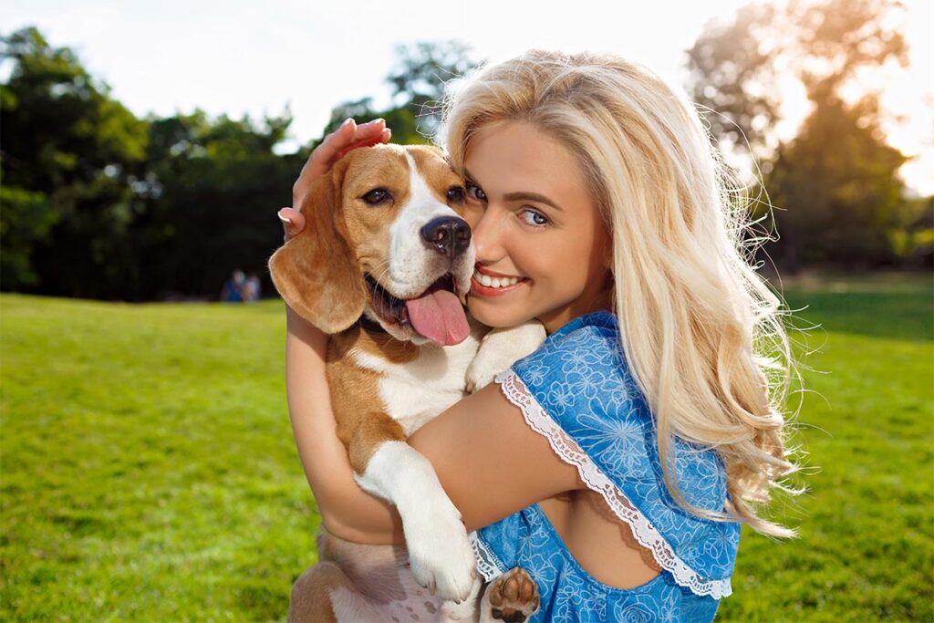 Tierfotografie - Hundefotografie mit dem Mazelle Photography Fotostudio® - Schöne Frau mit ihrem Hund in der Porträtaufnahme auf der Insel Rügen