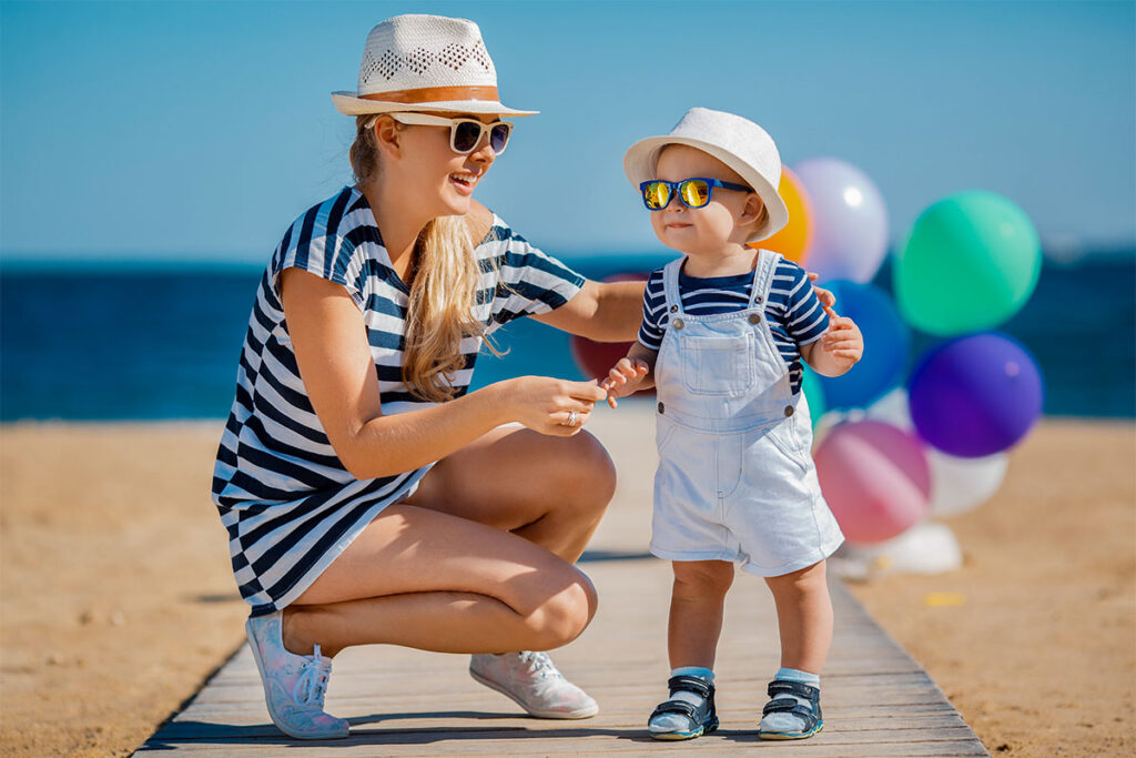 Familienfotografie ob im Urlaub, Geburtstag, Familientreffen, Jugendweihe, usw. der Fotograf des Mazelle Photography Fotostudio® begeleitet auch Ihre Familienfotografie mit stilvollen Fotos. Familienspaß am Strand der Ostsee auf der Insel Rügen, Usedom, Stralsund, Greifswald, Grimmen, Rostock und Mecklenburg-Vorpommern.