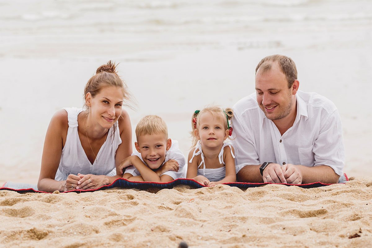 Familienfotografie ob im Urlaub, Geburtstag, Familientreffen, Jugendweihe, usw. der Fotograf des Mazelle Photography Fotostudio® begleitet auch Ihre Familienfotografie mit stilvollen Fotos. Familienspaß am Strand der Ostsee auf der Insel Rügen, Usedom, Stralsund, Greifswald, Grimmen, Rostock und Mecklenburg-Vorpommern.