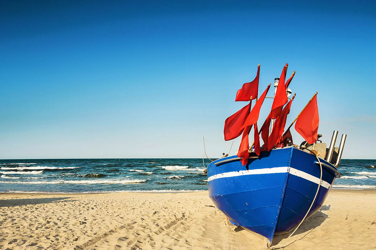 Hochzeitsfotografie in Binz am Strand, die Fischerboote bieten uns eine perfekte Kulisse für eure Hochzeitsfotos auf der Insel Rügen.