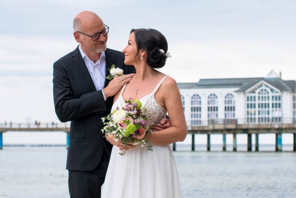 Ein Brautpaarshooting mit dem Hochzeitsfotograf Mazelle am Strand in Sellin-Fotograf Mazelle für Hochzeitsfotografie auf der Insel Rügen Mazelle Photography Fotostudio®