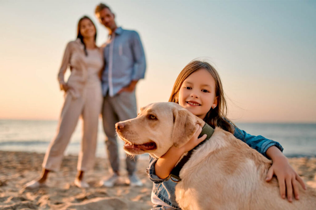 Fotograf Mazelle fotografiert Familie mit Hund an der Ostsee