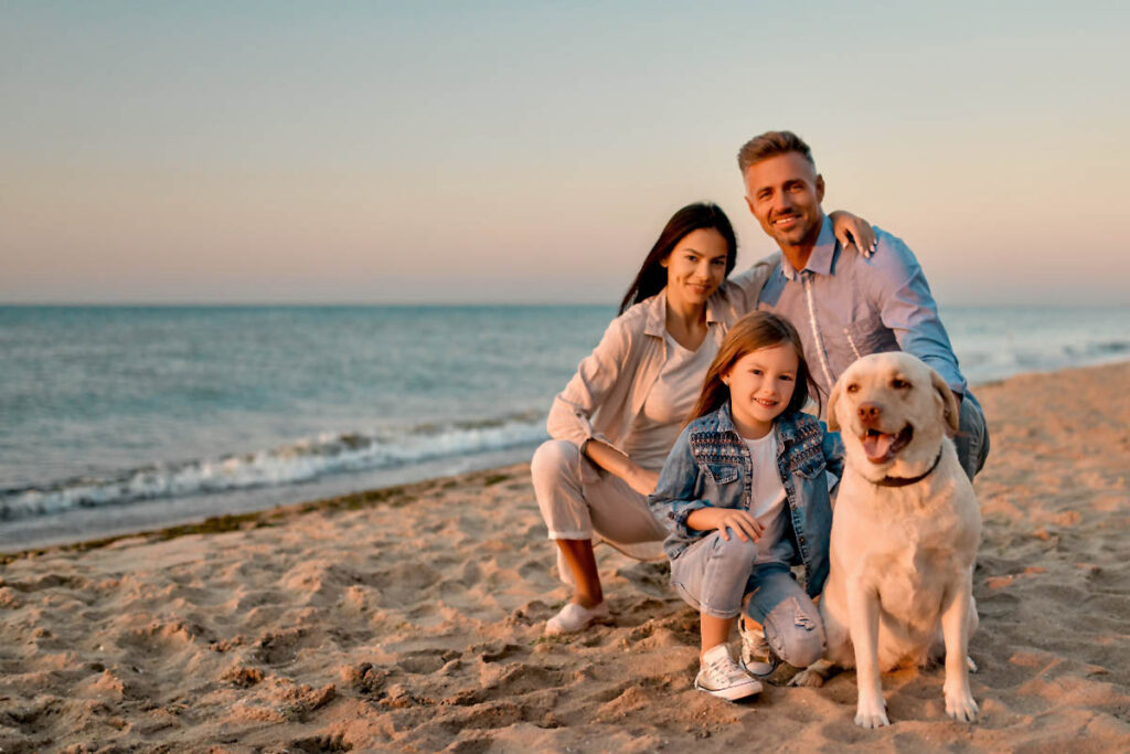Lustige Familienfotografie von Fotografen Mazelle fotografiert am Strand