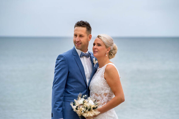 Am Strand von Binzbegleitet auch Euch der Rügen-Hochzeitsfotograf Mazelle. Unsere Hochzeitsfotografie mit Brautpaar an der Ostsee - Fotograf für Hochzeitsfotografie auf der Insel Rügen und den Regionen Stralsund, Greifswald, Grimmen, mecklenburgische Seenplatte, Rostock, Bad Doberan, Stettin, Usedom und Nord-Westmecklenburg. Viele Grüße von Eurem "Mazelle Photography Fotostudio®" Copyright 2024 Magdalena und Andreas Mazelle