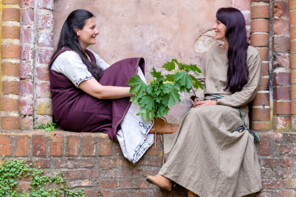 Slawische Frauen in Greifswald an der Klosterruine Eldena mit Backsteingotik in der Eventfotografie - Fotograf für Eventfotografie auf der Insel Rügen Mazelle Photography Fotostudio®