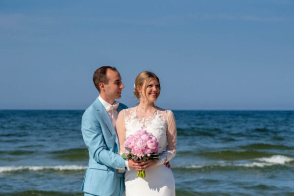 Traumhafte Hochzeitsfotografie in Binz am Strand - Euer Fotograf Mazelle für Hochzeitsfotografie auf der Insel Rügen und den Regionen Stralsund, Greifswald, Grimmen, mecklenburgische Seenplatte, Rostock, Bad Doberan, Stettin, Usedom und Nord-Westmecklenburg. Das Mazelle Photography Fotostudio®
