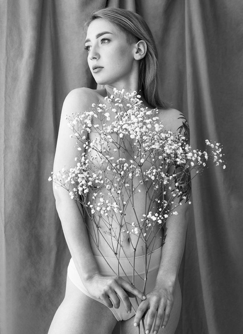 Attraktive Frau in der Aktfotografie mit dem Mazelle Photography Fotostudio® auf der Insel Rügen
