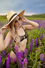 Aktfotografie Mazelle auf Rügen – Boudoirfotografie hübsche ju Aktfotografie Mazelle auf Rügen - Boudoirfotografie hübsche junge Frau im Lupinenfeld - Aktfotoshooting - Teilaktfoto auf der Insel Rügen. Aktfotograf Mazelle auf Rügen - Boudoirfotografie schöner Frauen auf der Insel Rügen, Stralsund, Greifswald, Mecklenburg-Vorpommern, Polen und Tschechien. Schöne Boudoirfotos von hübschen Frauen. Mazelle Photography Fotostudio®