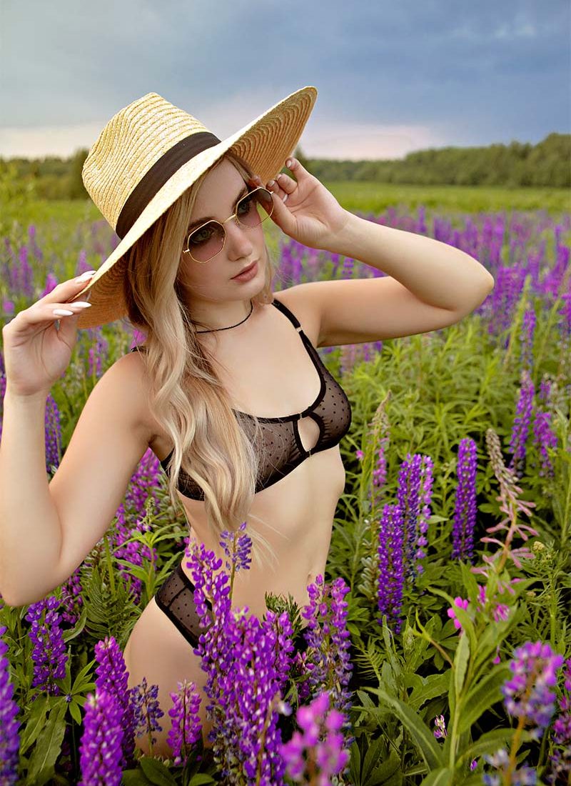 Aktfotografie Mazelle auf Rügen - Boudoirfotografie hübsche junge Frau im Lupinenfeld - Aktfotoshooting - Teilaktfoto auf der Insel Rügen. Aktfotograf Mazelle auf Rügen - Boudoirfotografie schöner Frauen auf der Insel Rügen, Stralsund, Greifswald, Mecklenburg-Vorpommern, Polen und Tschechien. Schöne Boudoirfotos von hübschen Frauen. Mazelle Photography Fotostudio®