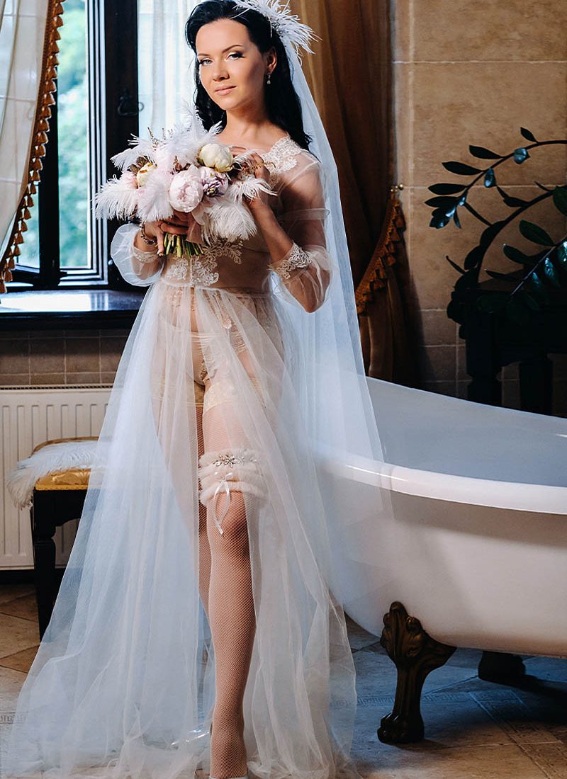 Aktfotografie Mazelle auf Rügen - Boudoirfotografie schöne reife Frau an der Badewanne bei sich zu Hause