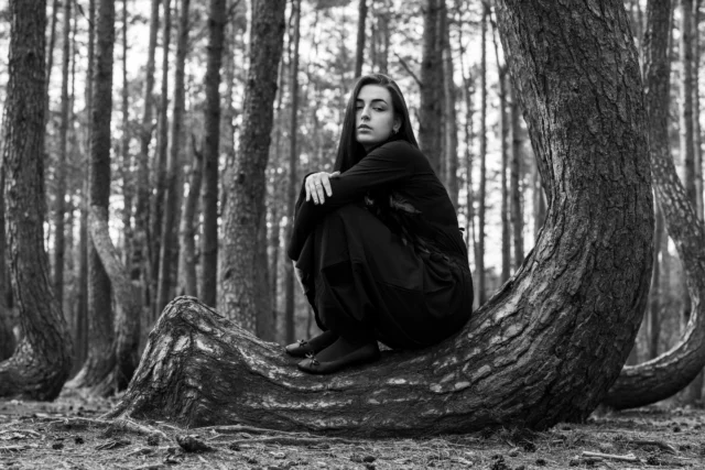 … Crooked Forest  Model: @_dark_feminine_  Wenn Du mit uns ein fotografisches Abenteuer erleben möchtest, nimm bitte Kontakt mit uns auf.
Im Leben bereut man nur Dinge, 
die man nicht getan hat …