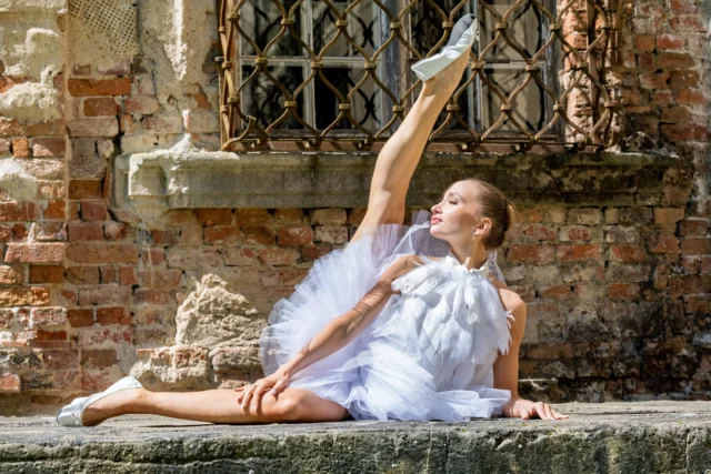Einzigartiges Fotoshooting mit @zuza_balerina auf dem alten Mauern der Zisterzienserabtei in Leubus.  Ein unfassbar schönes Erlebnis bei denen ich mir einen fotografischen Traum erfüllen konnte. ❤️
Diese Aufnahmen sind bei einem fotografischen treffen von @kulturalnefotospotkania entstanden.
Herzlichen Dank an: @jakobfrank.art.
